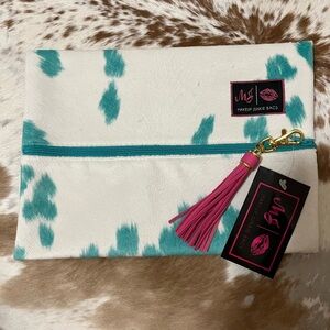 NWT Makeup Junkie size medium Teal and White Makeup Bag with Pink Tassel
